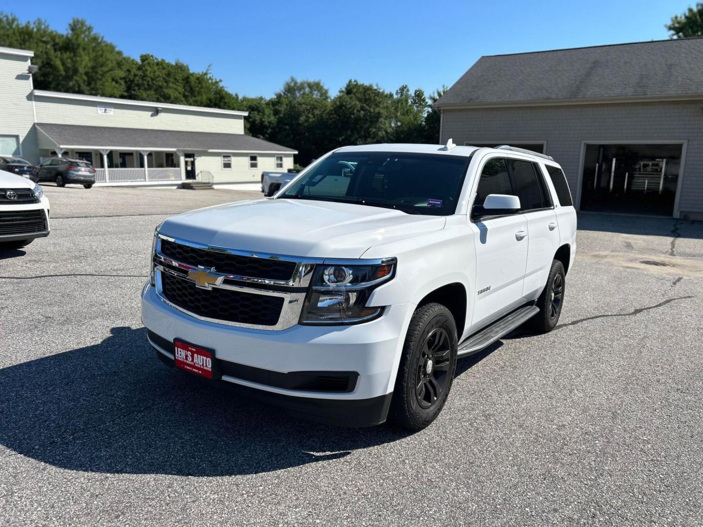 2019 white /black Chevrolet Tahoe (1GNSKBKC9KR) with an 5.3 engine, located at 27 Main St., Norway, MD, 04268, (207) 743-0900, 44.199795, -70.530807 - Photo#0