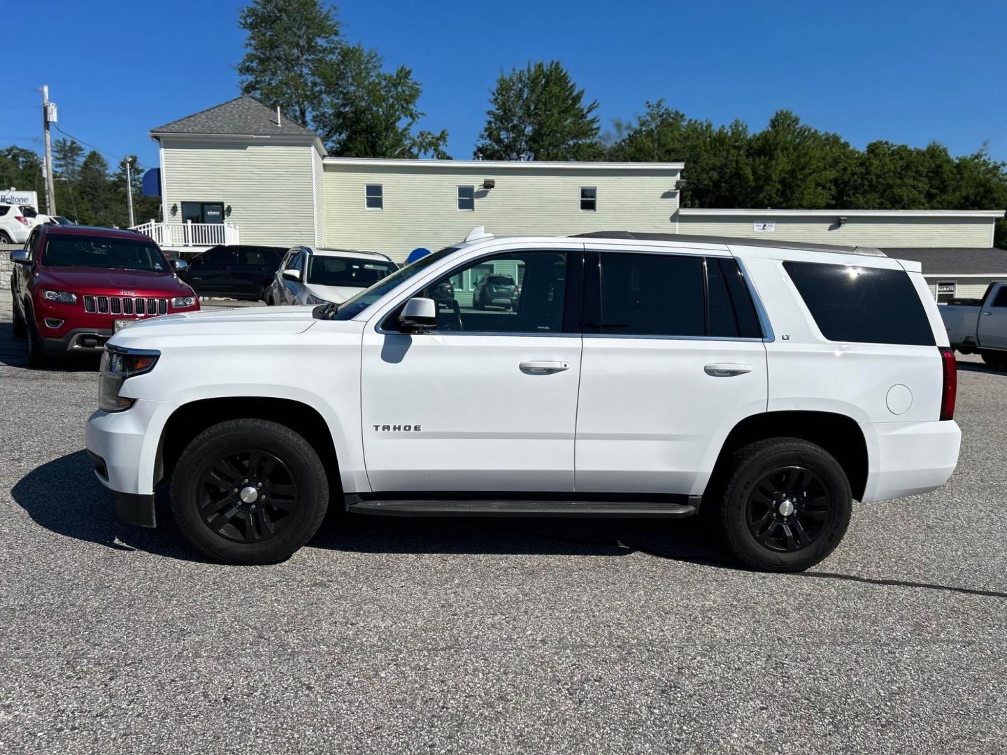 2019 white /black Chevrolet Tahoe (1GNSKBKC9KR) with an 5.3 engine, located at 27 Main St., Norway, MD, 04268, (207) 743-0900, 44.199795, -70.530807 - Photo#1