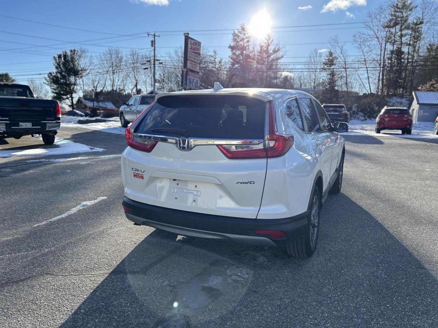 2018 white /Black Honda CR-V EX AWD (5J6RW2H59JL) with an 2.4L L4 DOHC 16V engine, CVT transmission, located at 27 Main St., Norway, MD, 04268, (207) 743-0900, 44.199795, -70.530807 - Photo#2